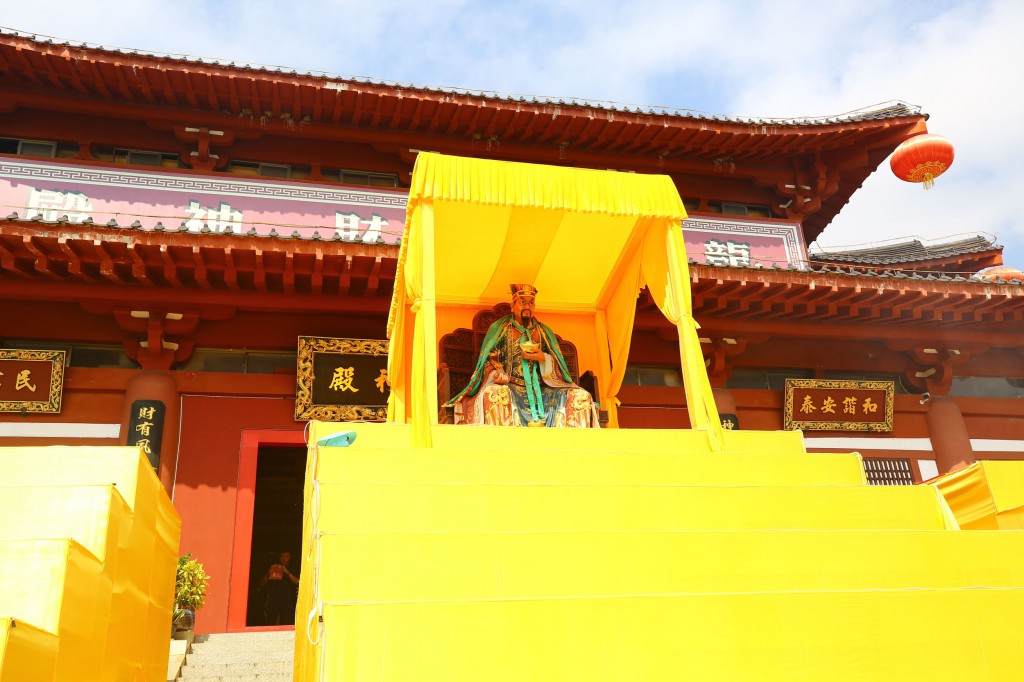 2月8日，工作人員在三亞南山迎財(cái)神廟會(huì)活動(dòng)準(zhǔn)備就緒1。