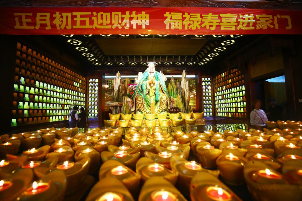 2月8日，工作人員在三亞南山迎財(cái)神廟會(huì)活動(dòng)準(zhǔn)備就緒2。