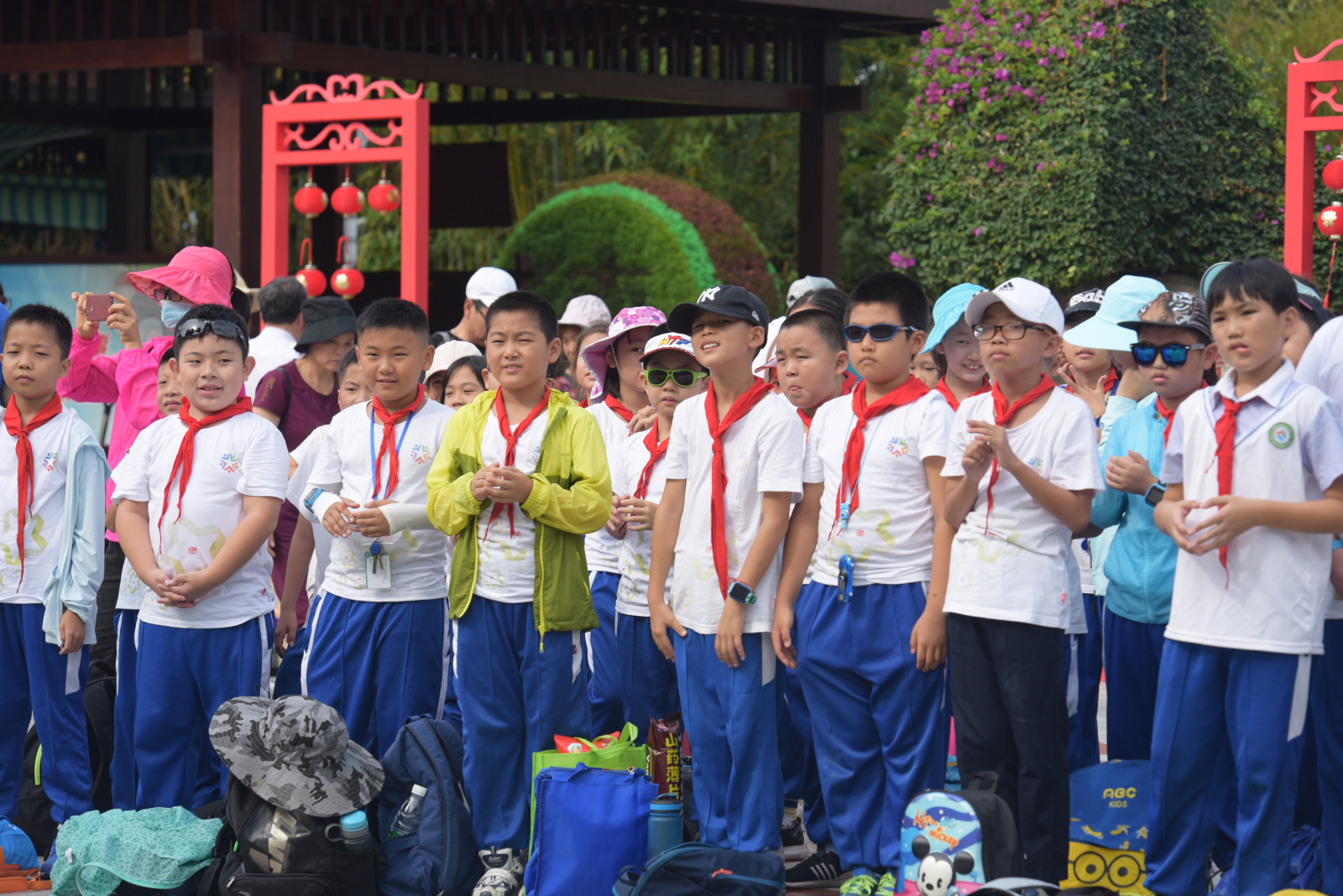 三亞八一小學(xué)四年級(jí)學(xué)生走進(jìn)大小洞天研學(xué)旅行實(shí)踐教育基地