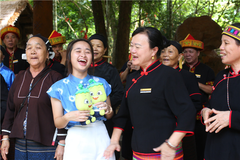 5、印度尼西亞網(wǎng)紅gritteagathaa與阿婆深情演唱海南經(jīng)典民歌《久久不見久久見》