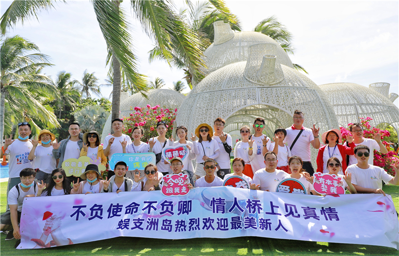 新人們走進蜈支洲島觀光游覽